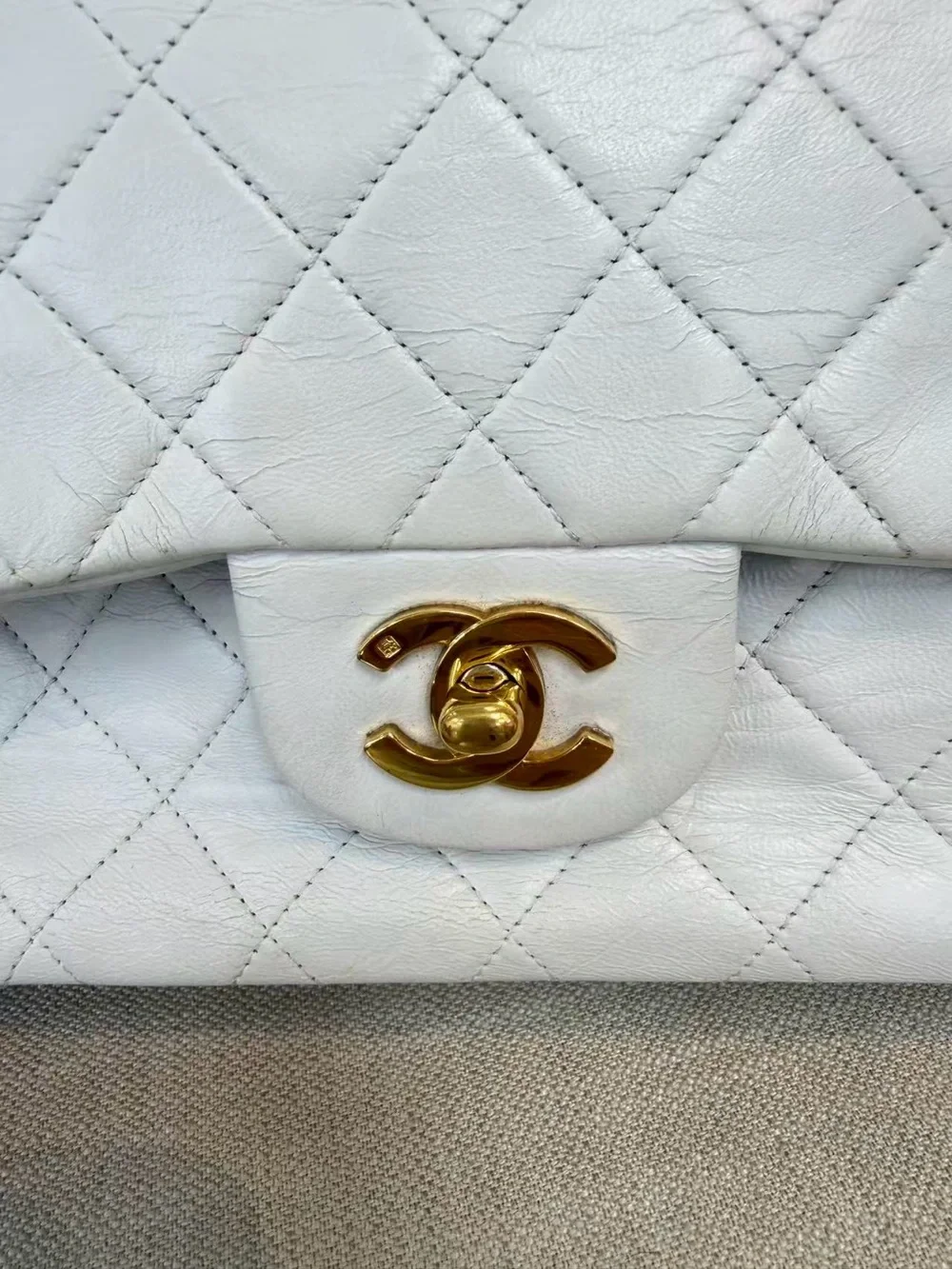 Vintage CHANEL White Quilted Leather Shoulder Bag with Gold Chain and CC Lock